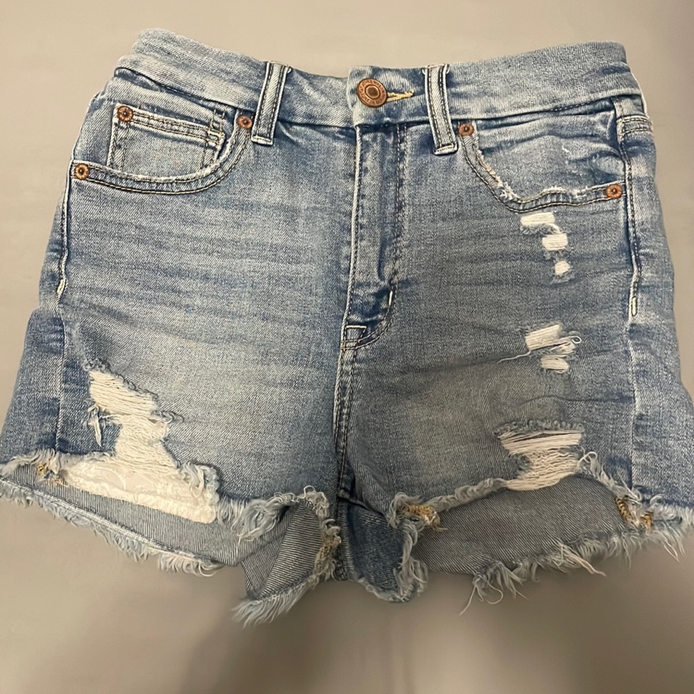 Light washes jean shorts